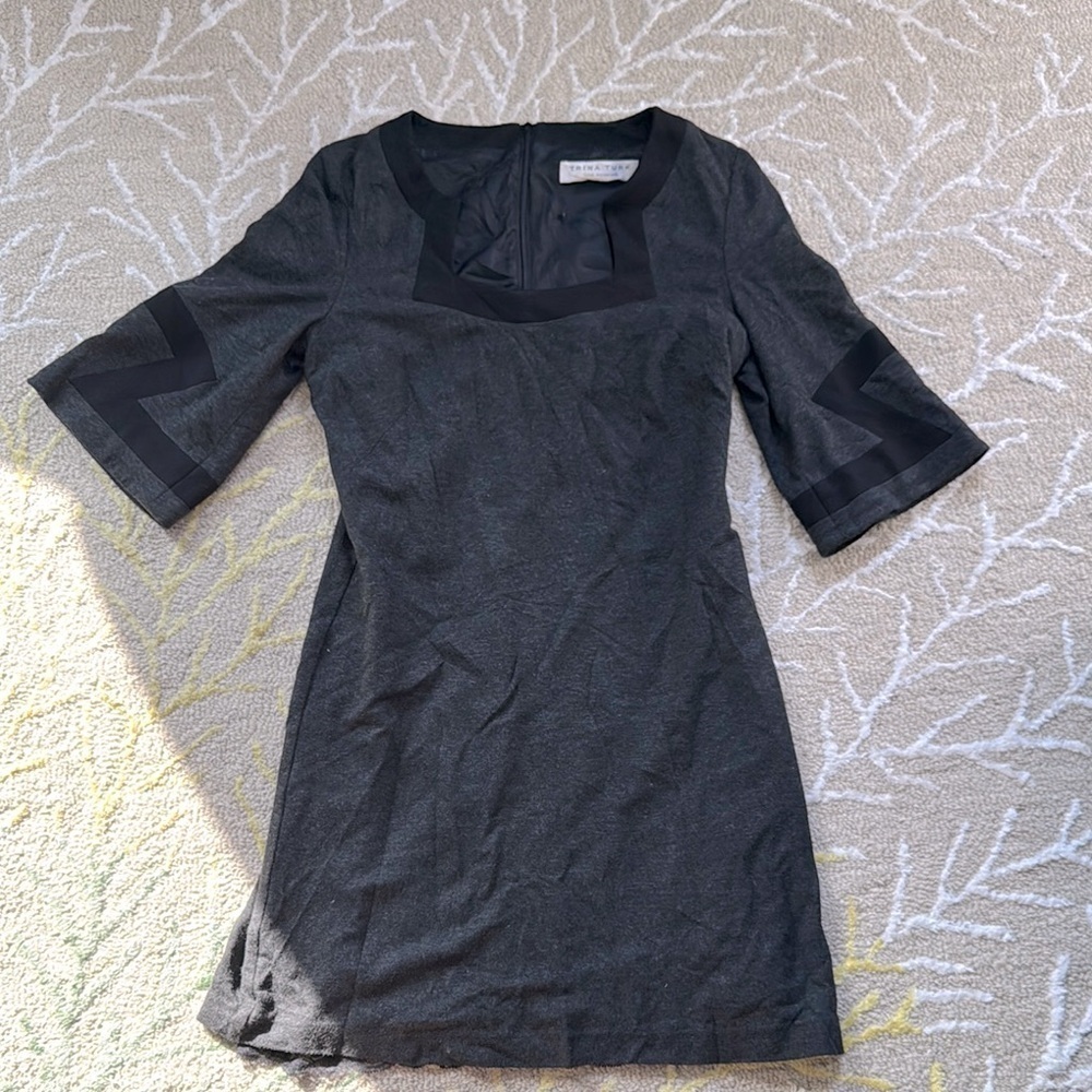 Trina Turk, zigzag Bell sleeve charcoal, gray shift dress M